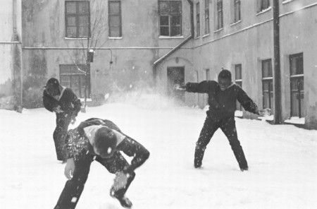 курсанты играют в снежки -  ТМУРП 1967