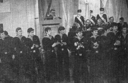 Выпускники технологического отделения только что получили дипломы – ТМУРП 13 01 1979