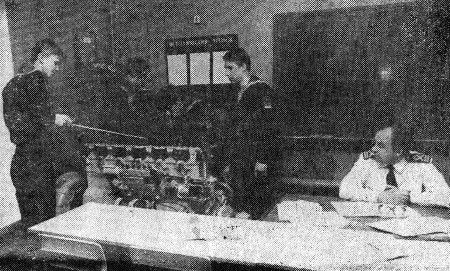 Батрак И. курсант показывает  свои знания преподавателю А. И. Четверякову - группа М-220  ТМУРП 14 06 1985