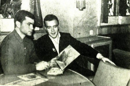 слева курсант ТМУРП Борис Ляпахин и электрорадионавигатор В. Еремеев ТР Бора - январь 1966 год