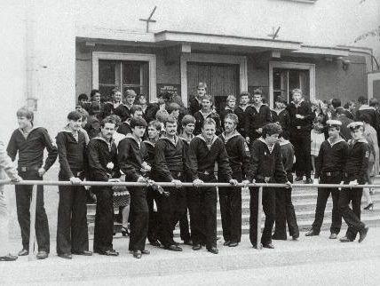 курсанты ТМУРП в 35 годовщину училища у главного входа - 1982