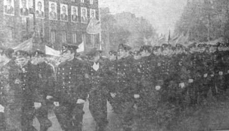 Курсанты ТМУРП   на Октябрьском параде - 12 11 1974