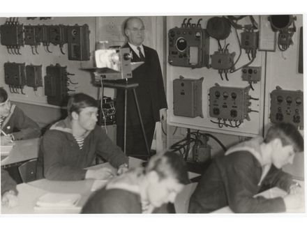 Радисты четвертого курса на уроке радионавигации - ТМУРП 22 мая  1975 мая