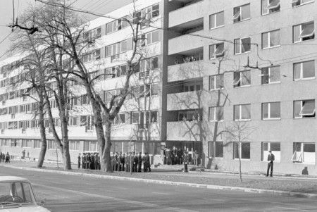 курсанты на остановке у общежития ТМУРП - 1970-е
