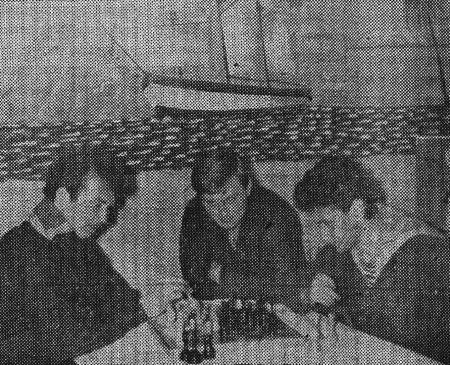 на Крузенштерне  идут соревнования по шахматам среди групп судомеханического отделения – ТМУРП 17 06 1986  Фото П. ПЕТРОВА