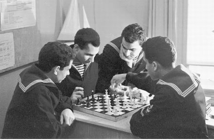 иностранные курсанты играют в шахматы