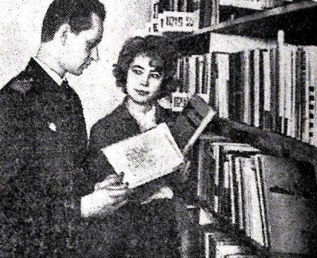 Топорков В.  преподаватель ТМУРП и техник библиотеки ЭПУРП Г. Панина - ноябрь 1968