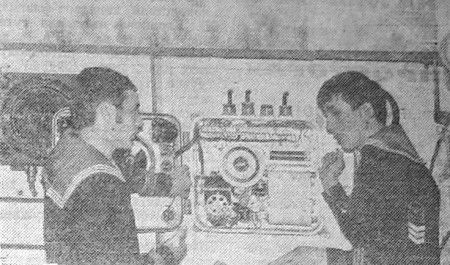 Демин Николай и Николай Армайкин  курсанты ТМУРП  у   штурманского   пульта – 07 11 1974
