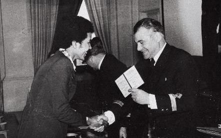 Марголин Яков начальник  ТМУРП выдает диплом  иностранному курсанту 1977
