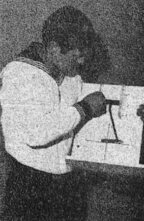 Клох X.  курсант  демонстрирует работу макета вращающегося вектора – ТМУРП  02 07 1969