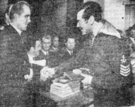 Васильев Ю. , начальник училища, вручает диплом судового радиста и Почетную грамоту Саламу Салам Мохамеду 10 июля 1970