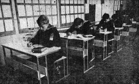 Берман Р.  и С. Митленко (на переднем плане) курсанты IV курса  за расчетами курсовых проектов - ТМУРП 14 06 1985