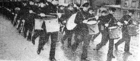 Ноябрьские праздники 1970 года в ЭРПО  Океан - идут курсанты Таллинского мореходного училища рыбной  промышленности