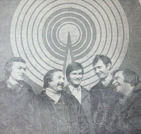 Александр Черенков - слева - среди лучших радистов Эстрыбпром - 4 мая 1978