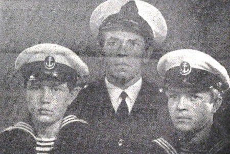 Бахарев  Геннадий Федорович электромеханик  с курсантами ТМУРП сыновьями Сергеем и Владимиром - сентябрь 1968