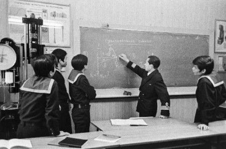Семен Мурашко на занятиях по технической механике в ТМУРП с курсантами из Вьетнама - 1973 год