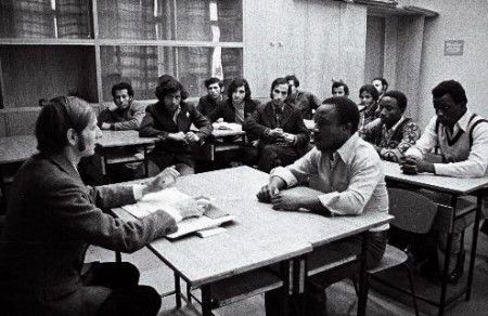 Преподаватель английского языка на занятиях в ТМУРП   Олег Филонов -   1976 год