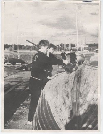 курсанты ремонтируют яхты в гавани Пирита - ТМУРП 1964