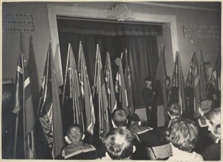 курсанты с флагами в актовом зале - ТМУРП 1970