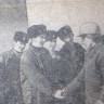 портовый рабочий В. Тютников (справа) благодарит курсантов ТМУРП  за хорошую работу. 2 апреля 1974 года