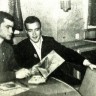 слева курсант ТМУРП Борис Ляпахин и электрорадионавигатор В. Еремеев ТР Бора - январь 1966 год