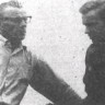 Кийвит М.  (справа)  курсант технолог  и помощник мастера по обработке  рыбы М. Торопов беседуют на палубе судна – ПР Саяны  10 07 1968