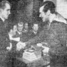 Васильев Ю. , начальник училища, вручает диплом судового радиста и Почетную грамоту Саламу Салам Мохамеду 10 июля 1970