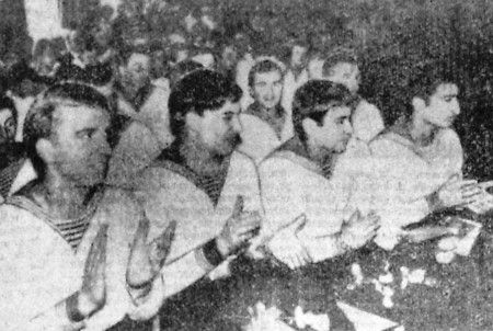 Успехам упорного в учебе курсанта горячо аплодируют в зале - 11 07 1971